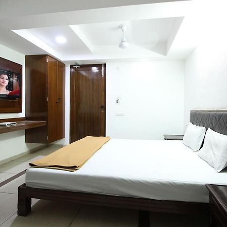 Hotel Seven Ahmedabad Exteriör bild