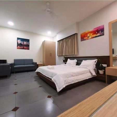 Hotel Seven Ahmedabad Exteriör bild