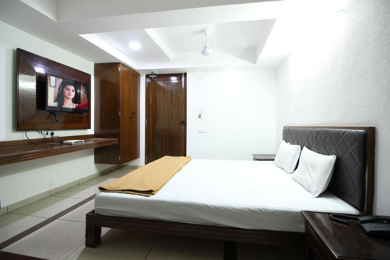 Hotel Seven Ahmedabad Exteriör bild