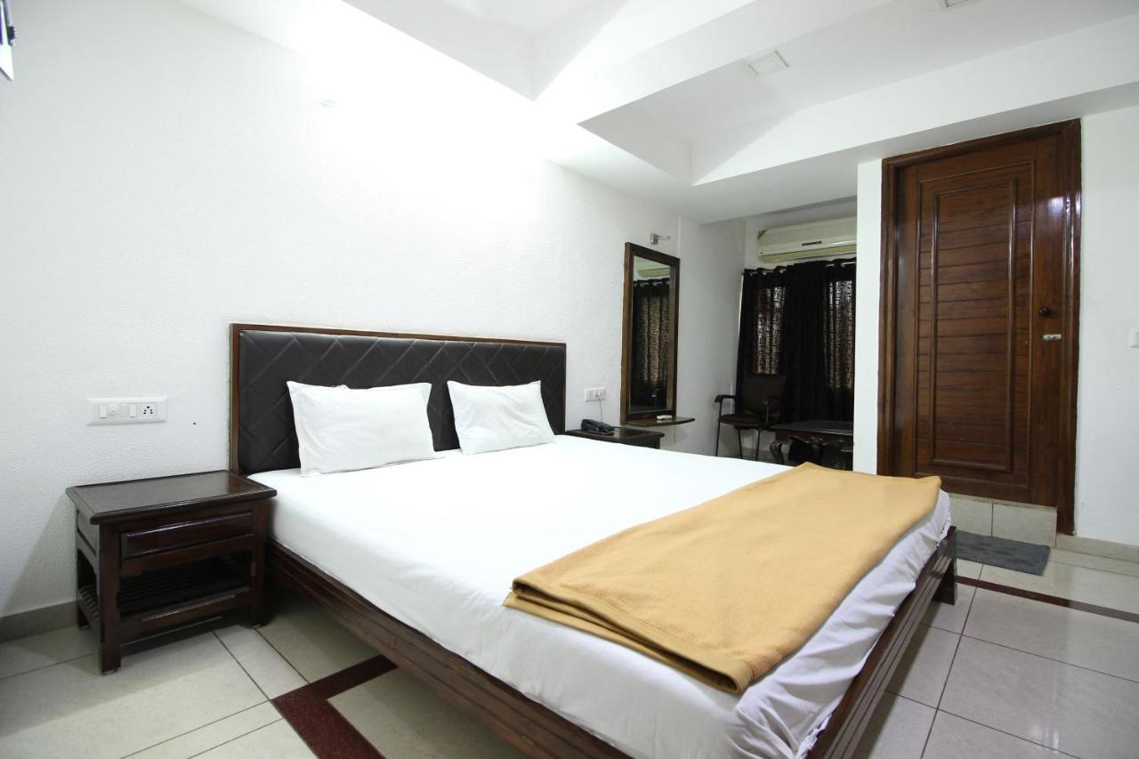 Hotel Seven Ahmedabad Exteriör bild