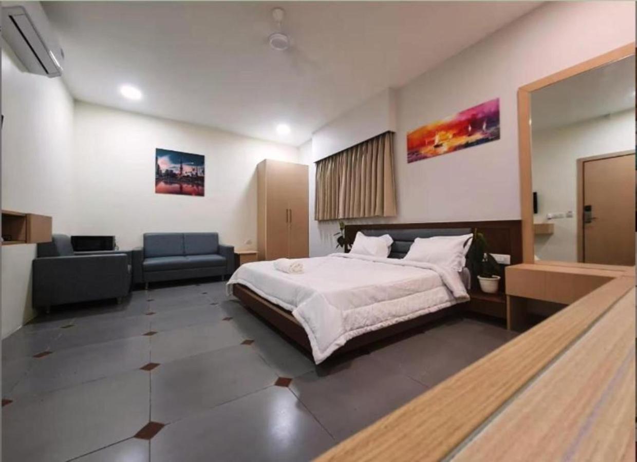 Hotel Seven Ahmedabad Exteriör bild