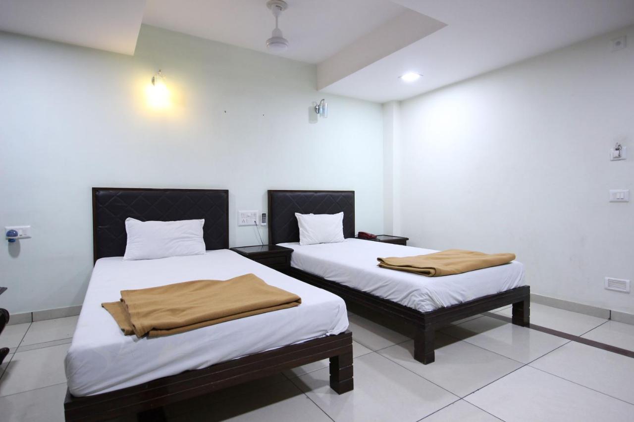 Hotel Seven Ahmedabad Exteriör bild